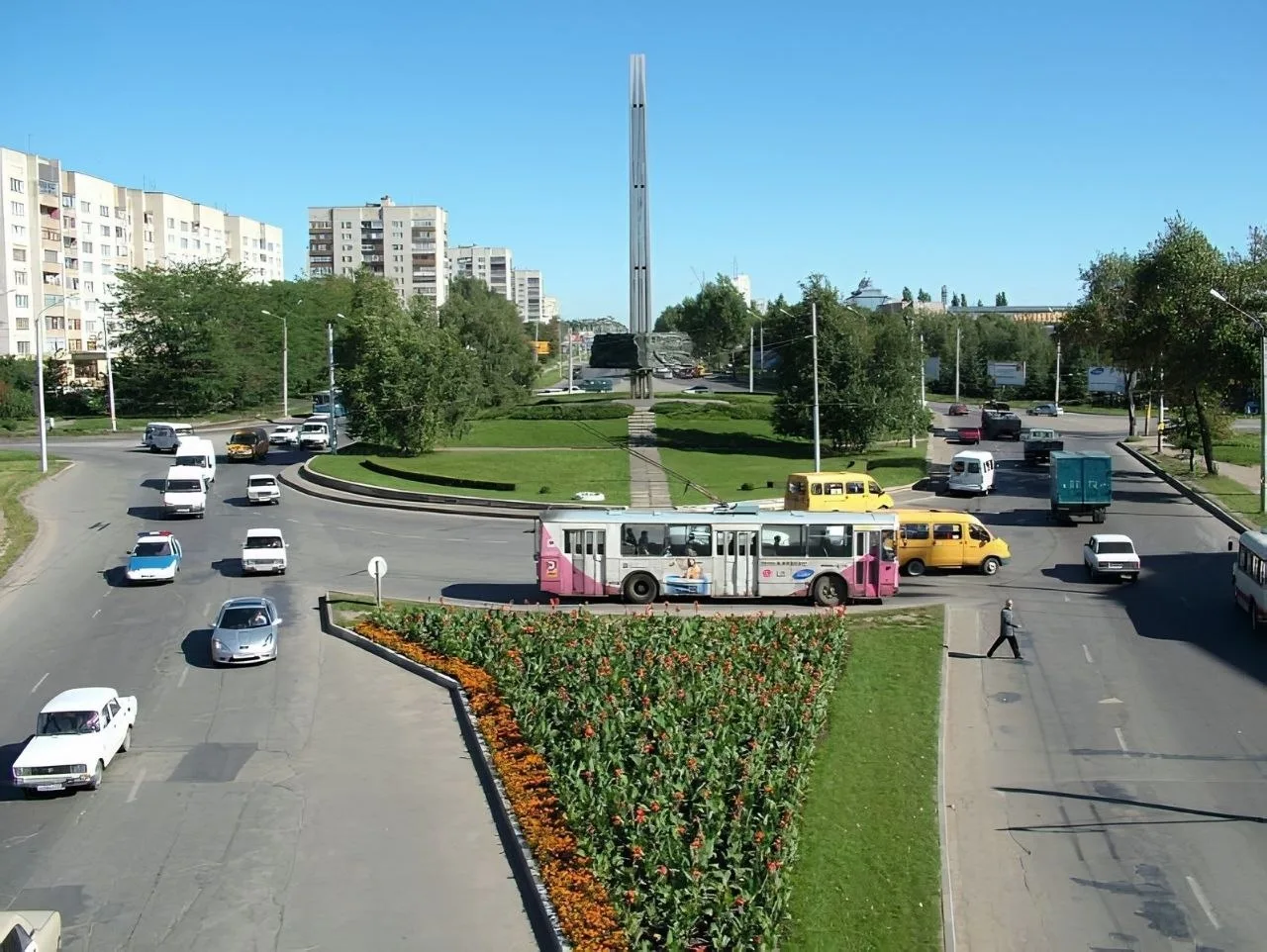 Стела на перекрестке Доваторцев-Шпаковская. Начало нулевых.