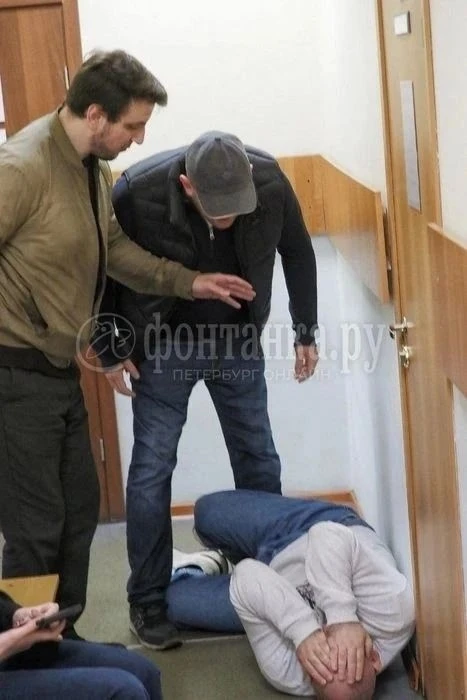Мужа Елены Никитиной избил свидетель в Петроградском районном суде.