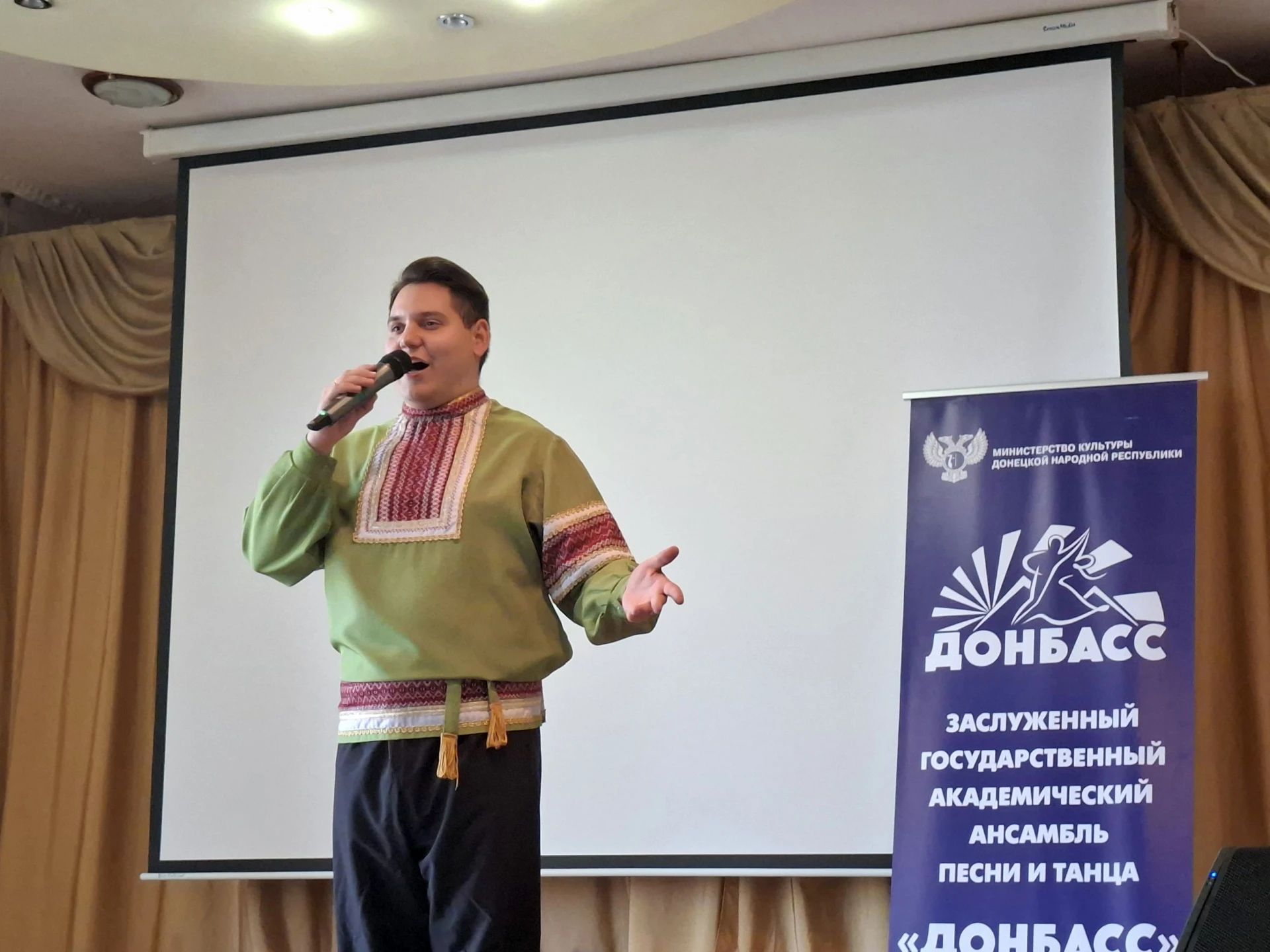Артисты «Донбасса» представили программу «Многонациональный Донбасс» донецким школьникам
