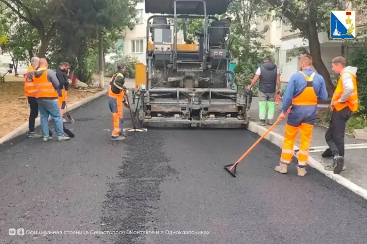 Во дворе на Симферопольской уложили более 1500 квадратных метров асфальта.
