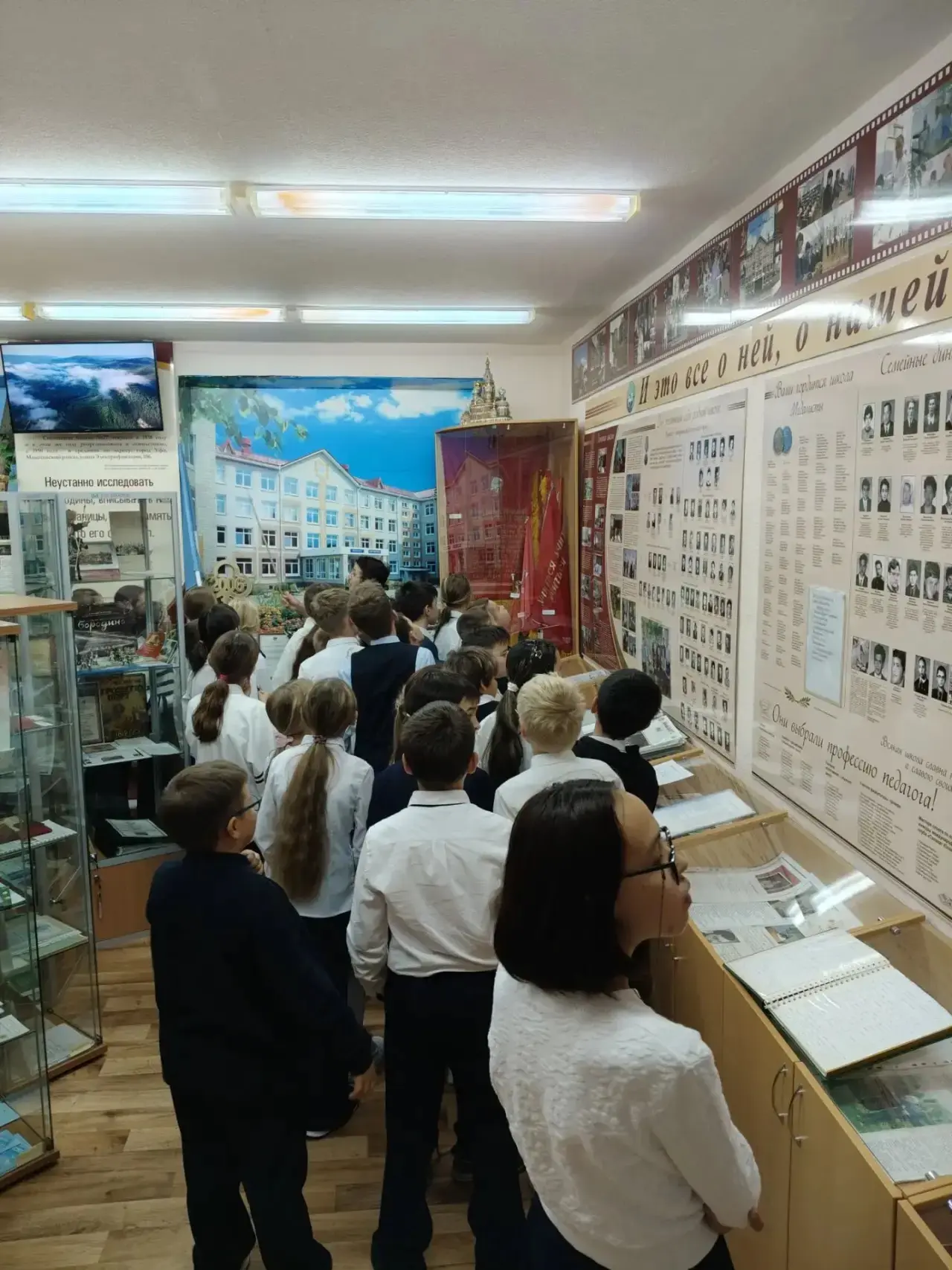 8 октября обучающиеся 5 «А» и 5 «Д» классов вместе с классными руководителями Латыповой...
