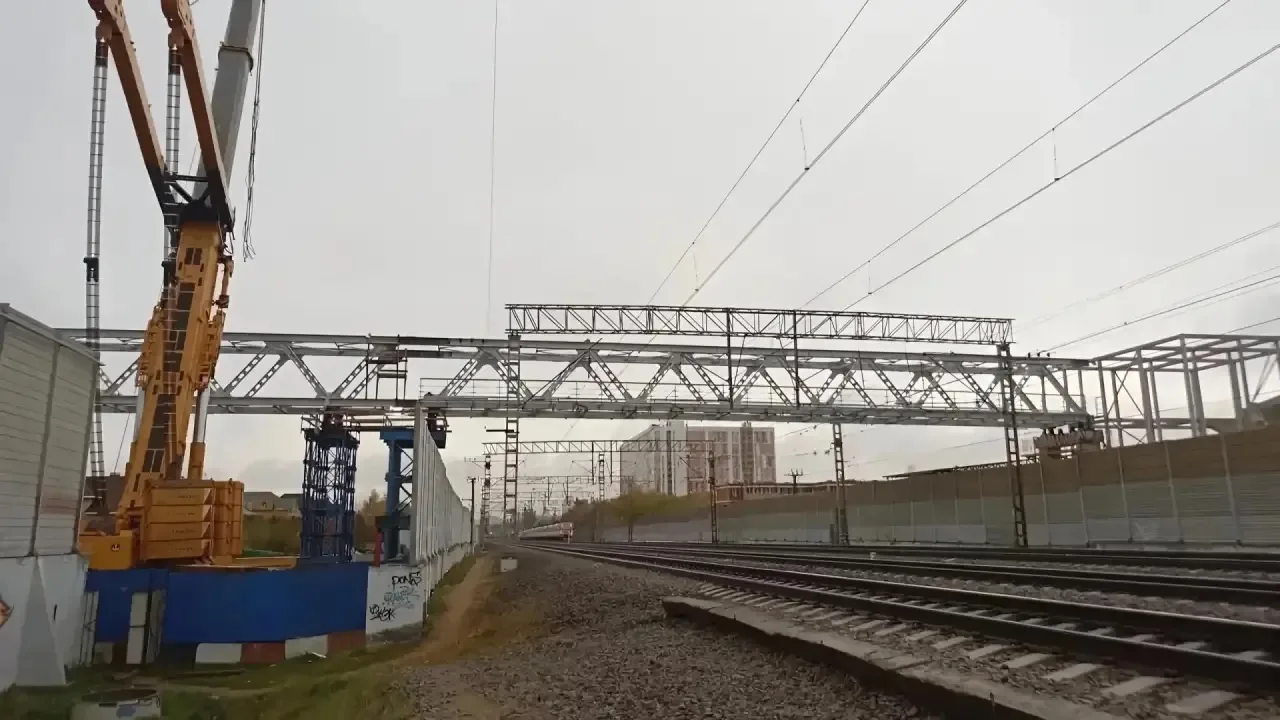 Строительство пешеходного перехода через железнодорожные пути между Новоивановским и ЖК...