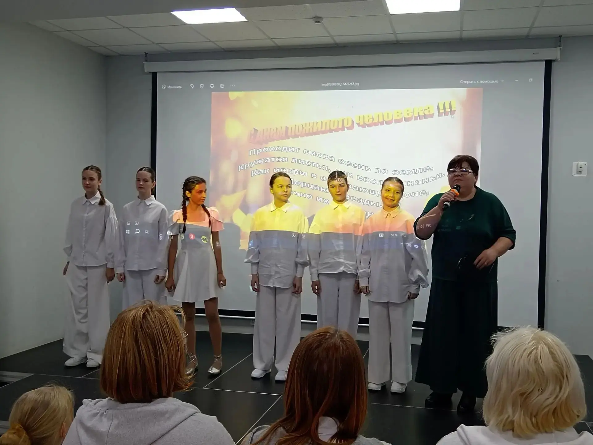 💐В МБУК ЦДМ "Октябрь" прошла концертно-развлекательная программа "Нам года - не беда!"...