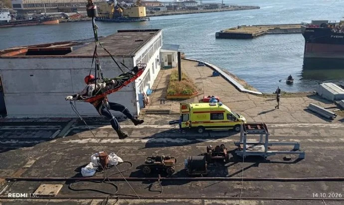 🚨 Спасатели эвакуировали сотрудницу НСРЗ с портального крана