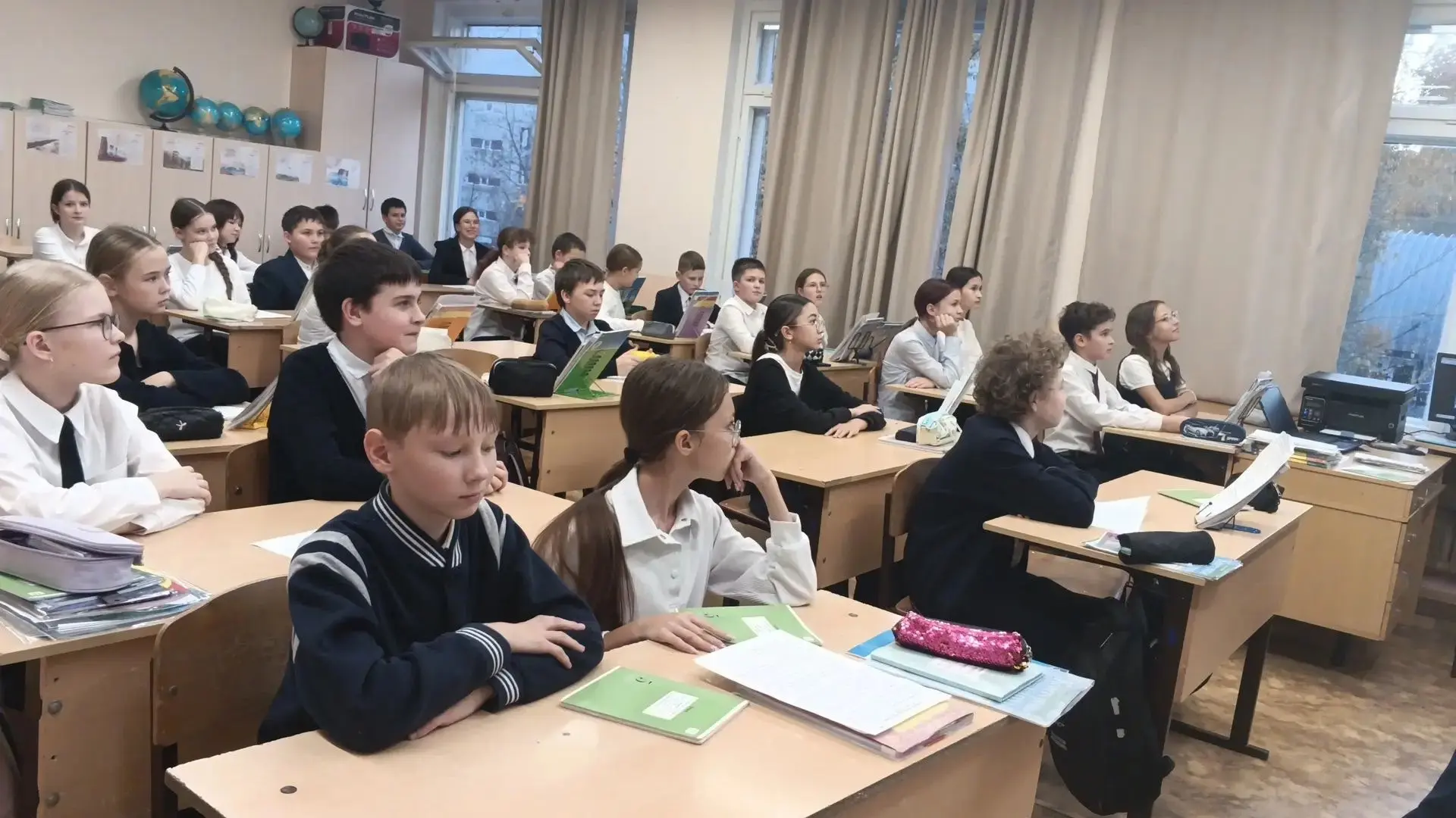 На школьных «Разговорах о важном» 6А вместе с педагогами составили чек-лист цифровой бе...