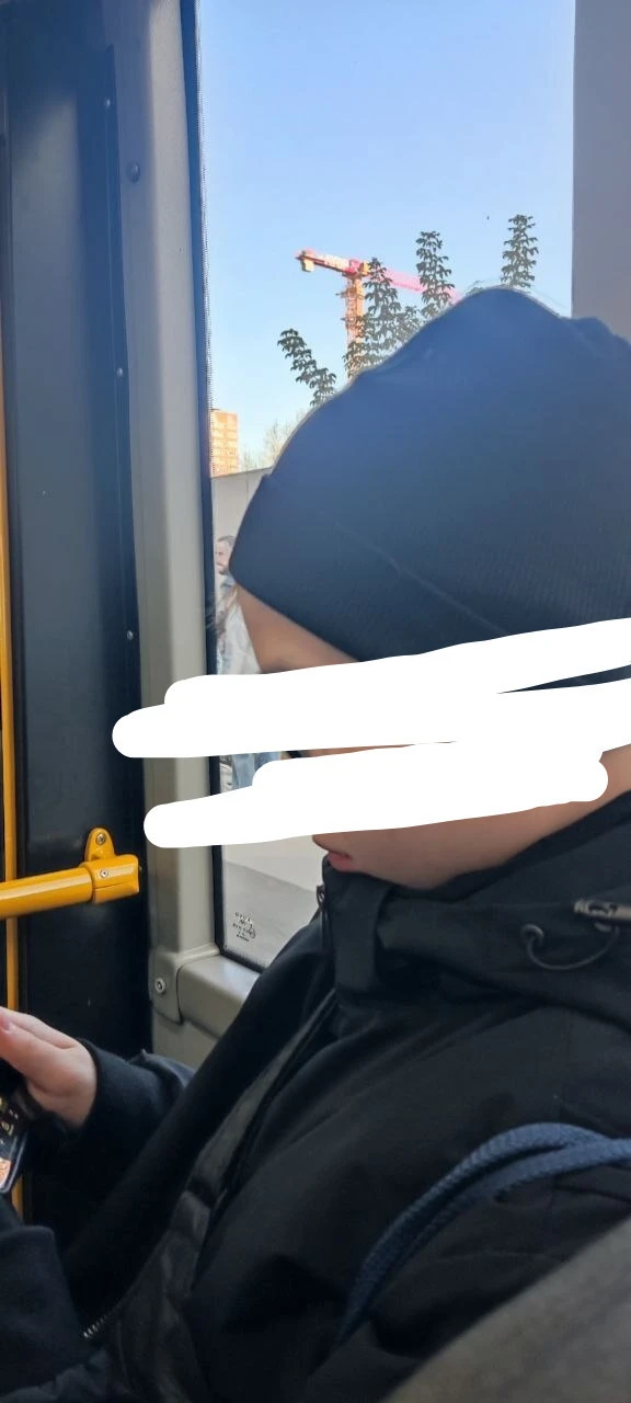 На днях ехали в 31 троллейбусе с Химмаша. Сидит парень, играет в телефоне. Рядом стоит ...
