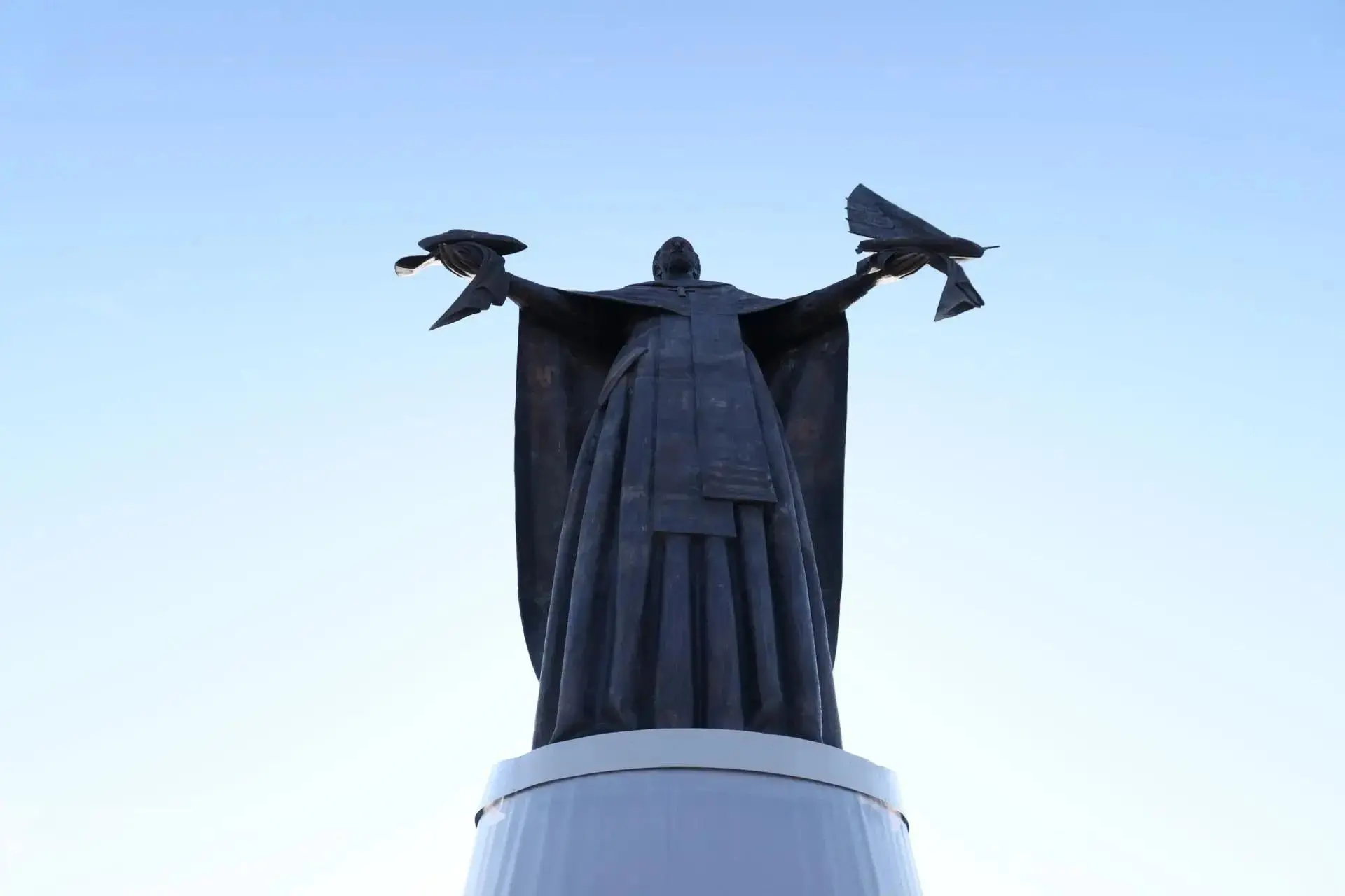 В Сатке торжественно открыли скульптуру Николая Чудотворца 🙏