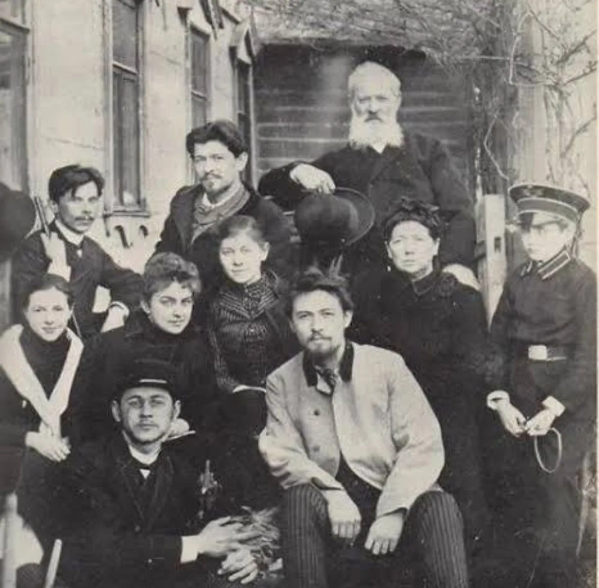 Антон Павлович Чехов со своими друзьями и семьёй. 1890 год, Россия.