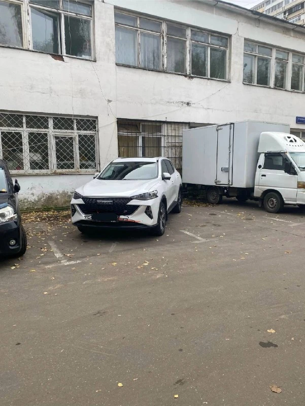 ❗️ Водитель припарковался на 1-й Новокузнецкой, где места свободны
