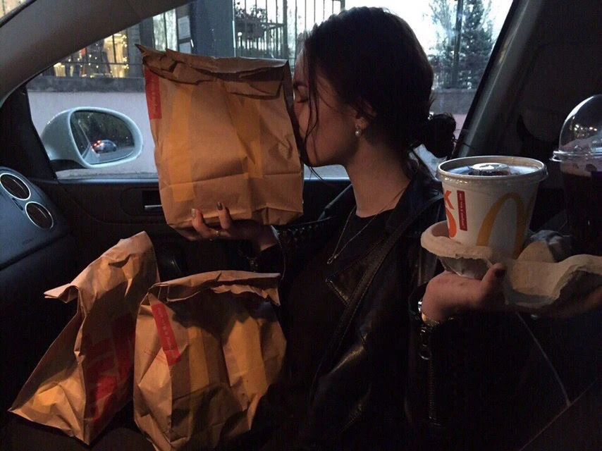 отправь подруге, с которой вы бы устроили такой вкусный вечер! 🍔