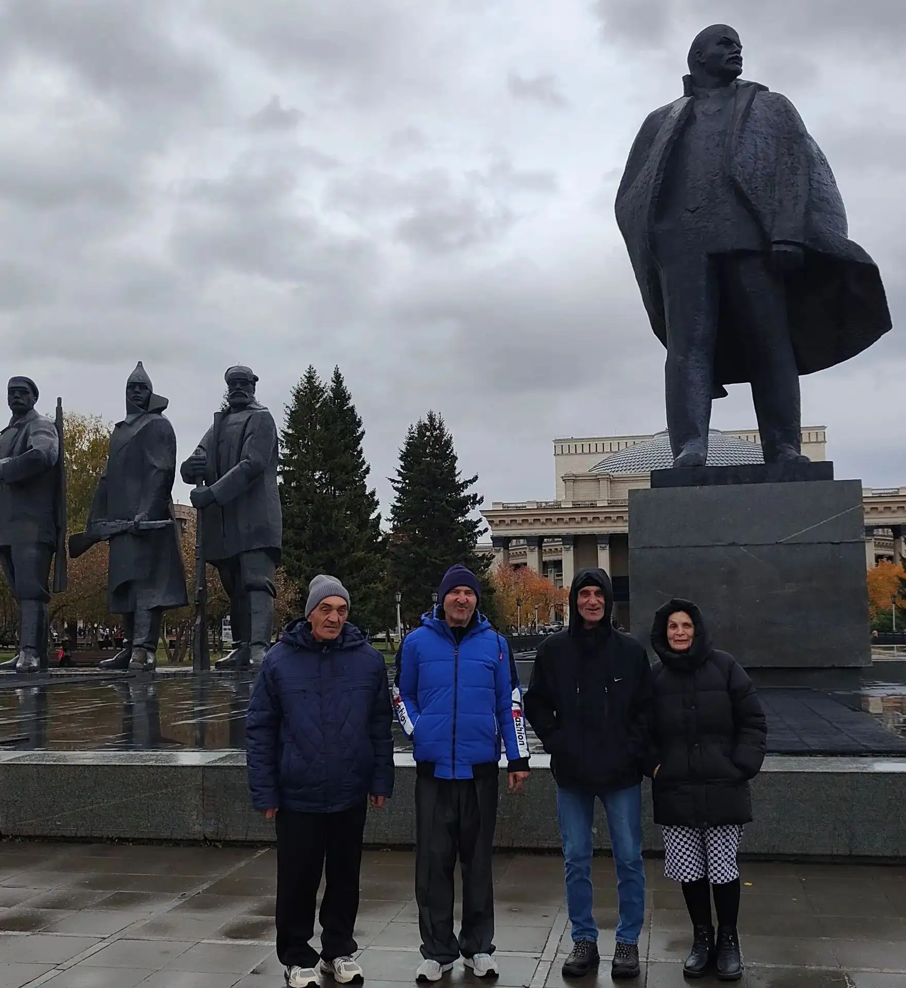 Пока одни наши ребята блистали на сцене в роли актеров, другие побывали на другой сторо...