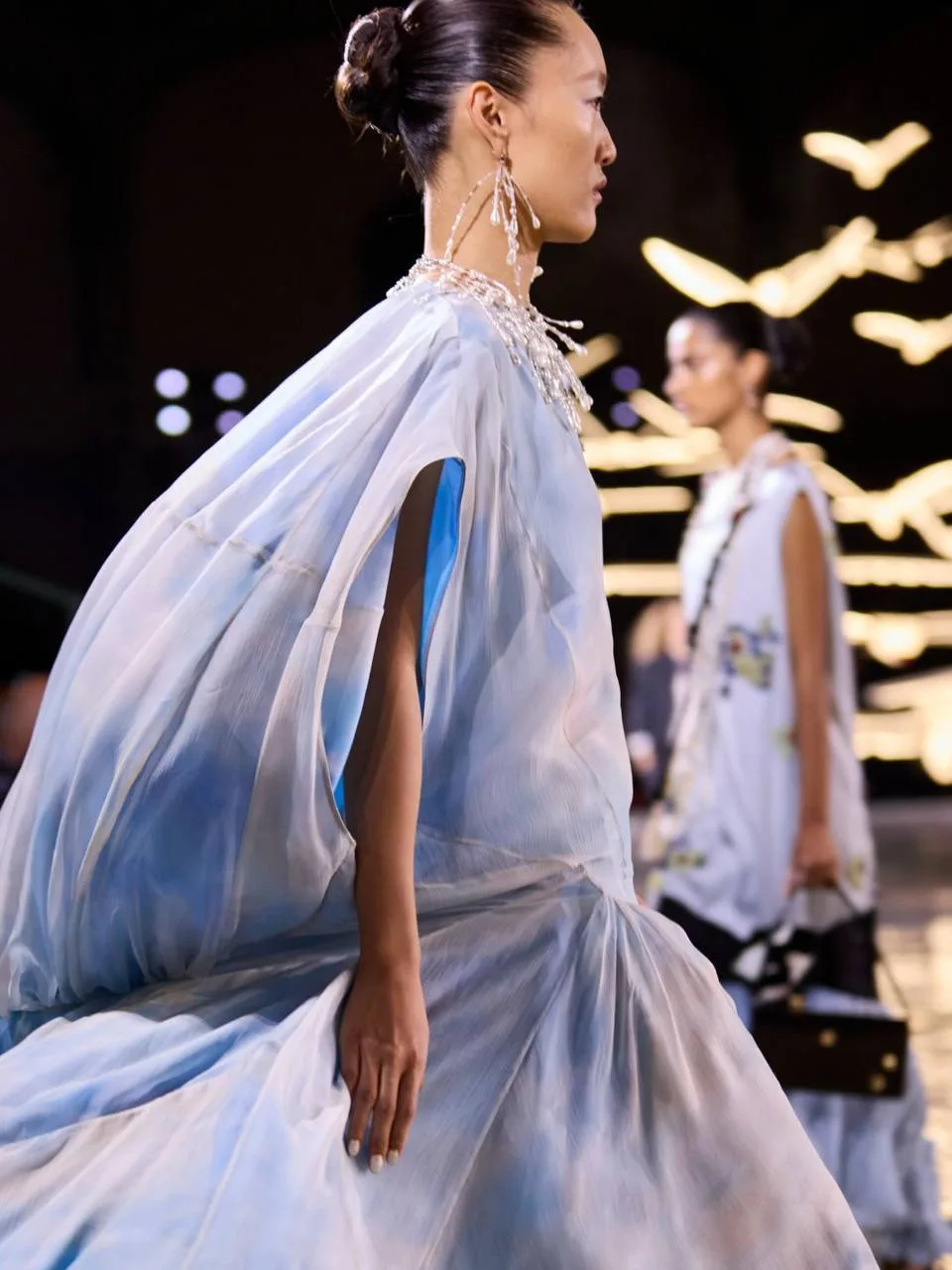 На свежем показе Chanel Spring/Summer 2027 в Grand Palais над подиумом подвесили 95 огр...