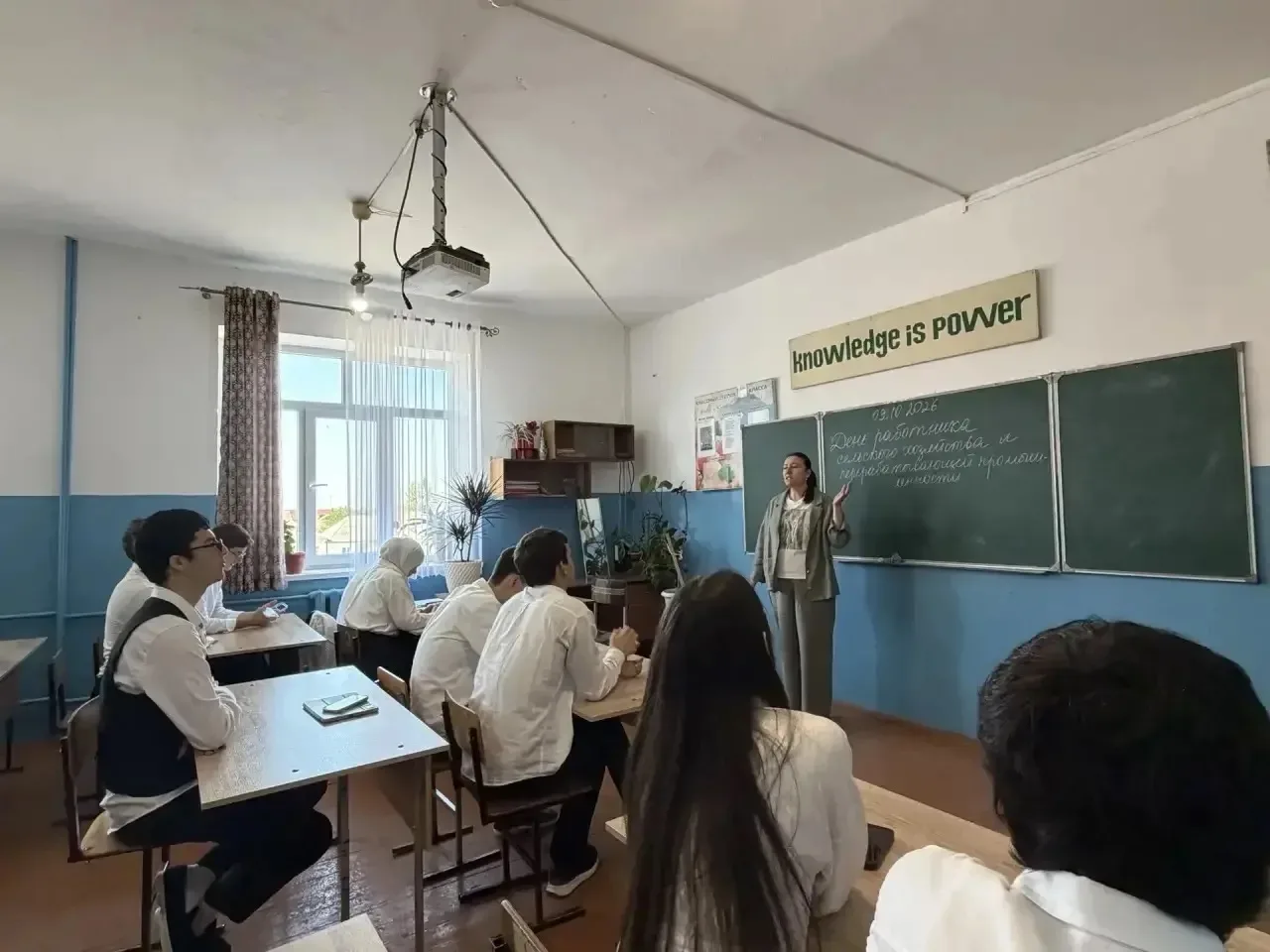 📅 В школе прошли классные часы, приуроченные ко Дню полного вхождения Дагестана в сост...