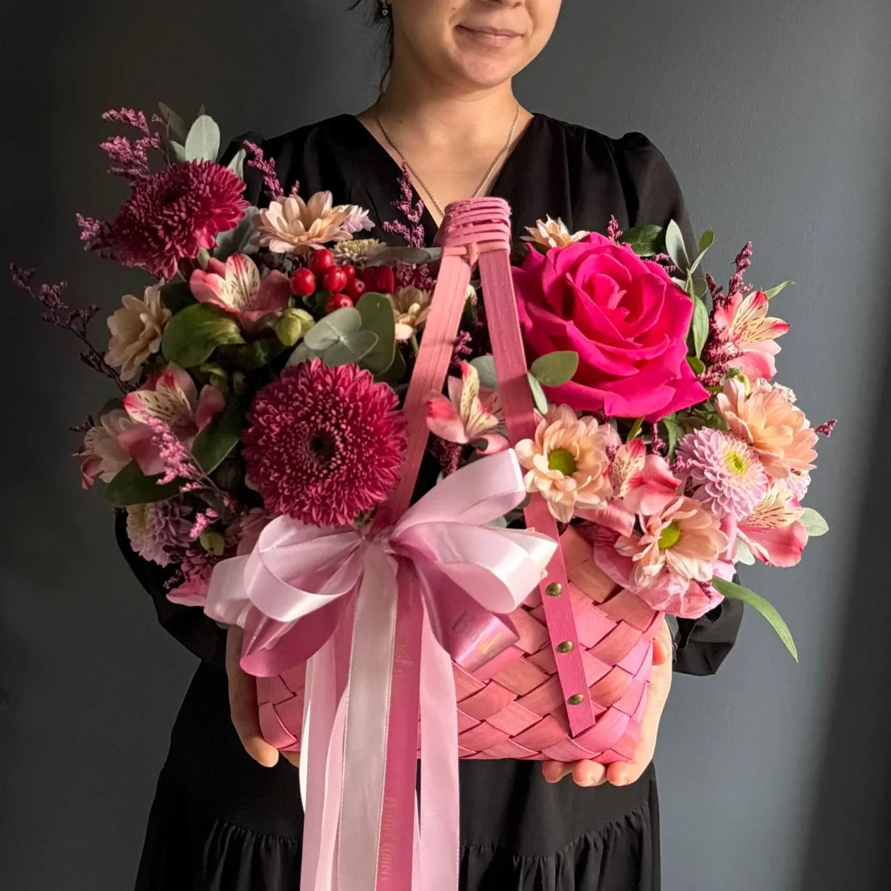 Композиция из малиновых ароматных роз и гербер 🌺