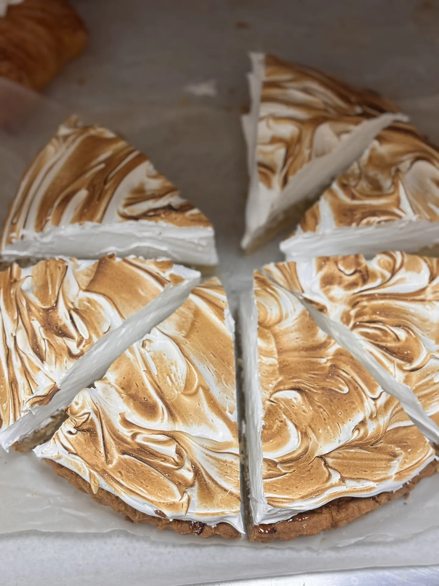 Ароматный лимонный пирог с меренгой уже в продаже 🥧