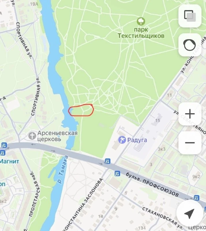Зелёная жидкость в ручье у парка Текстильщиков