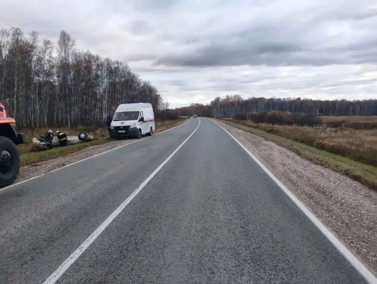 Водитель погиб на трассе в перевернувшемся автомобиле