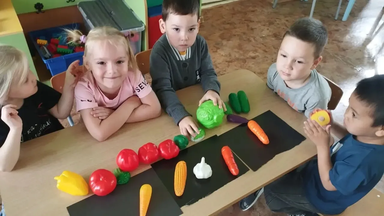 🍅🥕 «Что растёт у нас в огороде?» — увлекательное путешествие в группе «Пчёлки»! 🐝