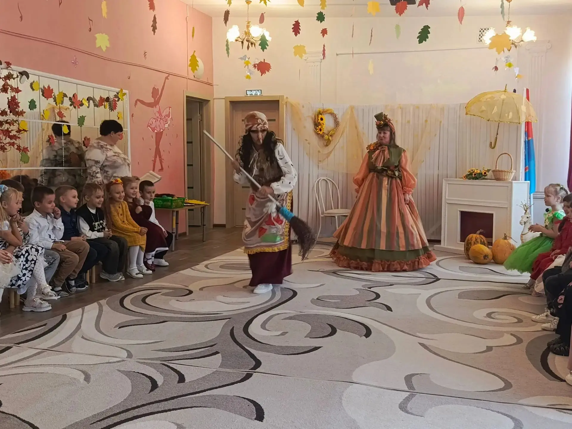 🍂🍁🍂 Осень заглянула на праздники к нашим дошколятам. Закружила ребят в красивом танц...