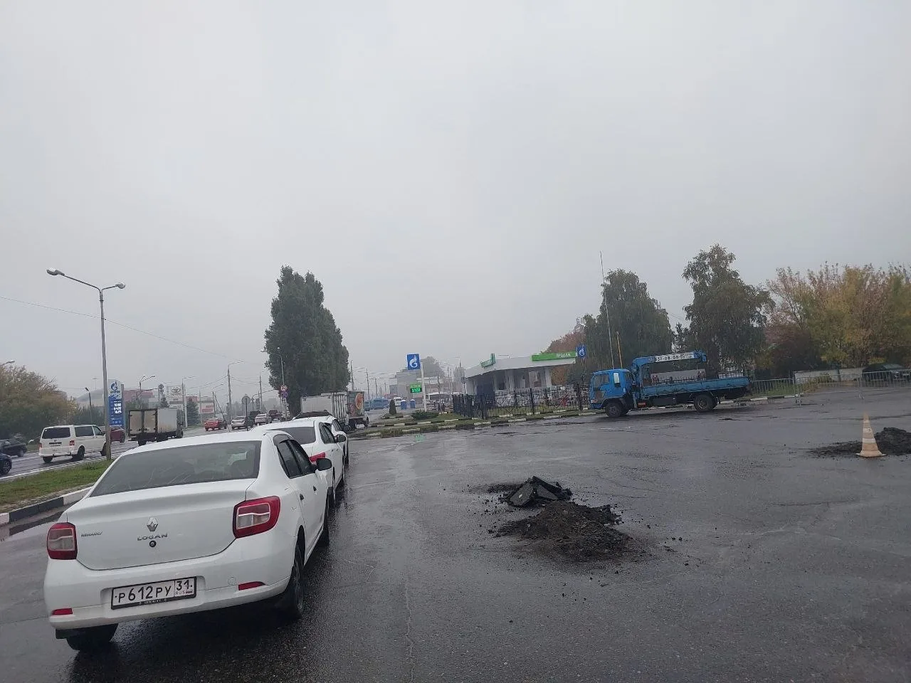 Очередь на газовой заправке заметили в Белгороде. Власти признали, что проблемы с поста...