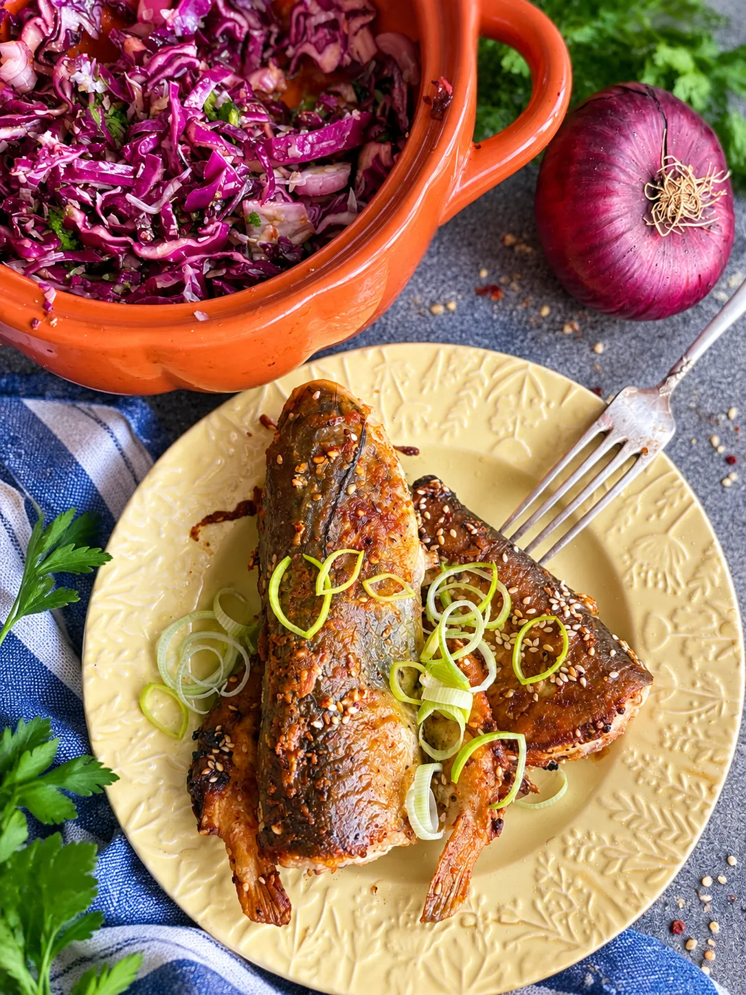 Сом в кунжуте и терияки с салатом из капусты и вяленого чернослива 🐟🤤