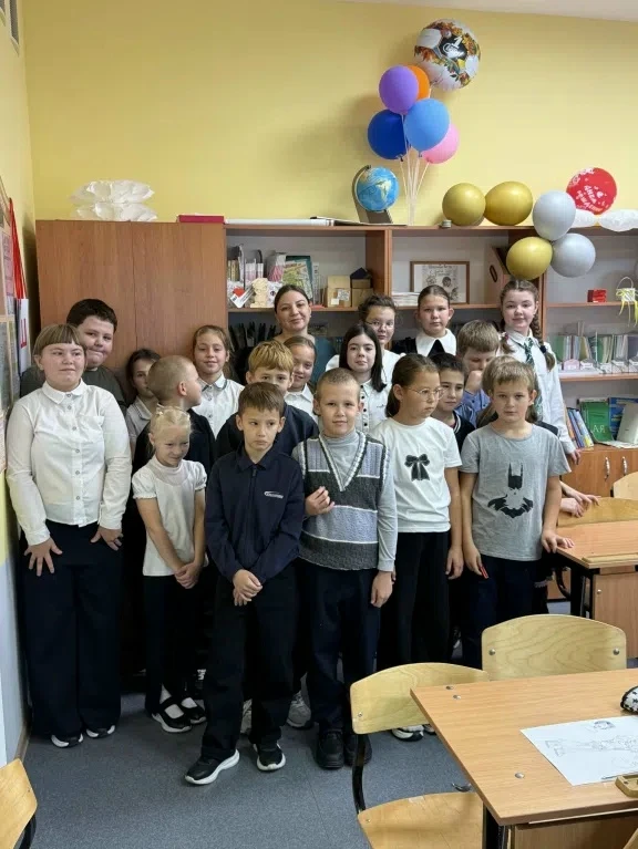 Специалист Первомайского Дома  культуры провела игровую программу  «Будем весело учитьс...