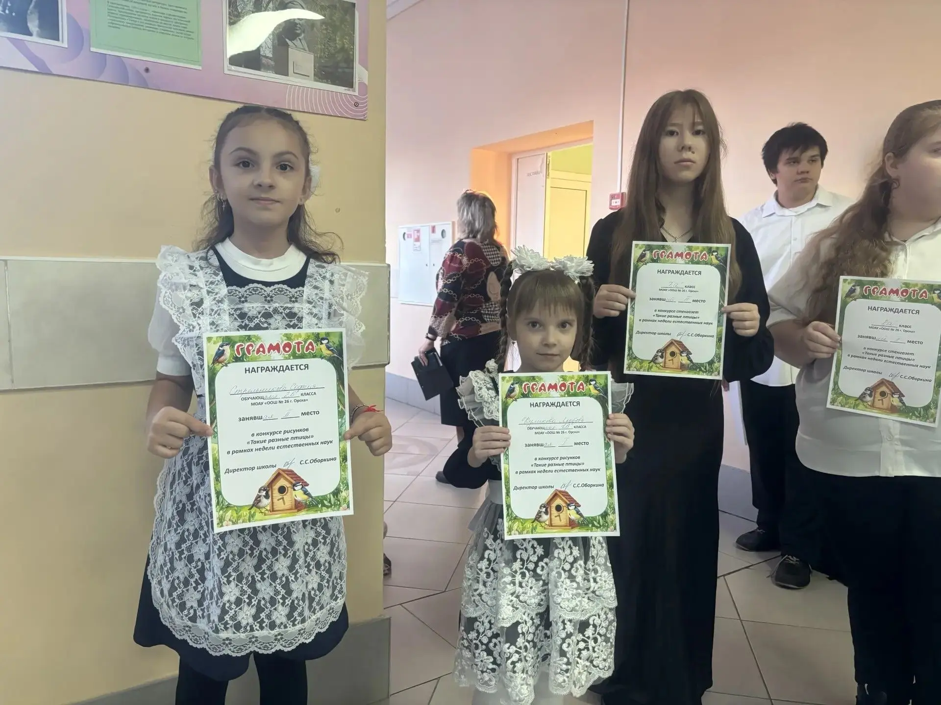 По уже сложившейся доброй традиции учебная неделя в нашей школе началась с торжественно...