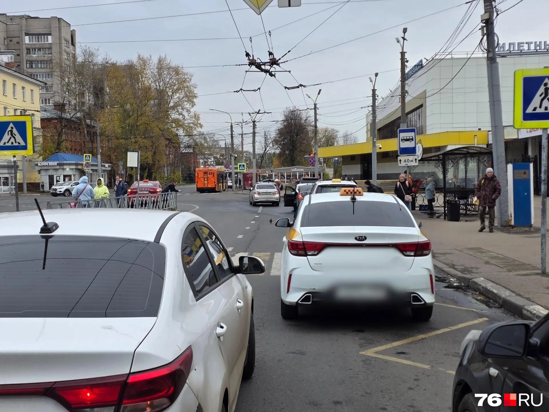 🚕Ярославцы вновь пожаловались на припаркованные вдоль остановки у вокзала «Ярославль-Г...