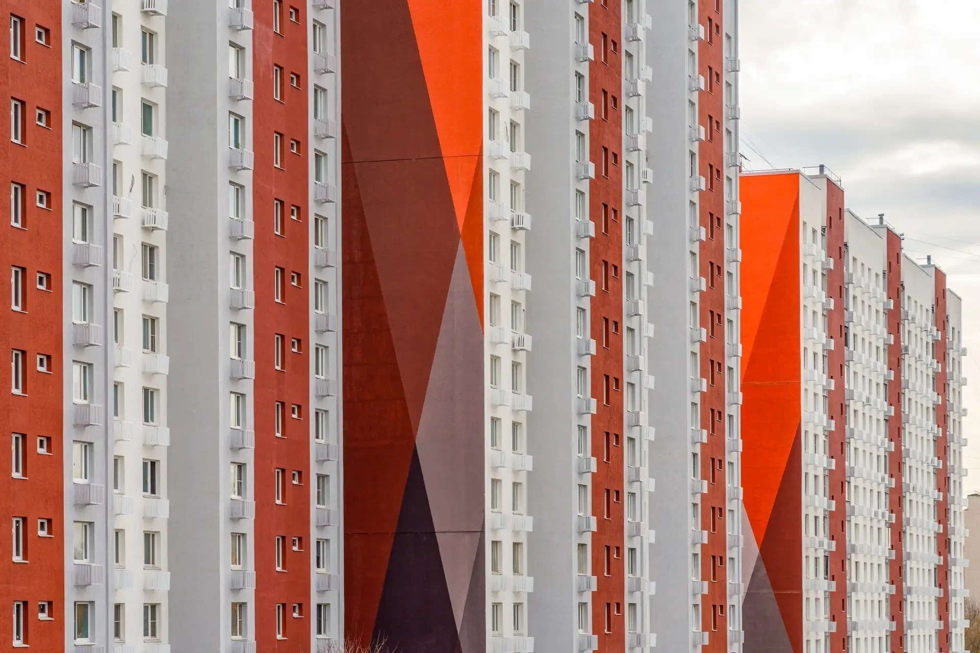 🏠 В этом году обновили более 550 фасадов жилых домов