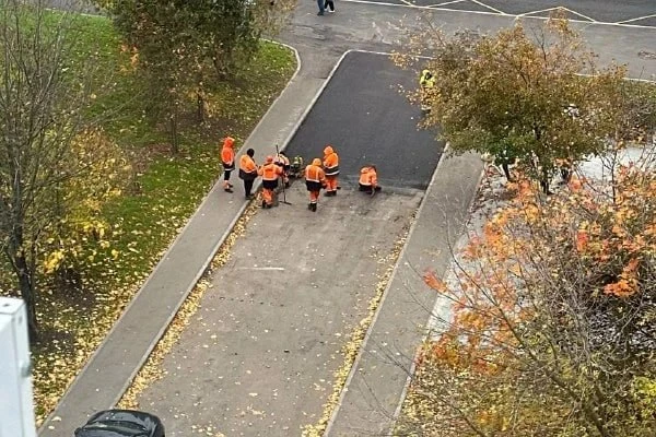 📍 Во дворе на Академика Анохина обновили асфальт