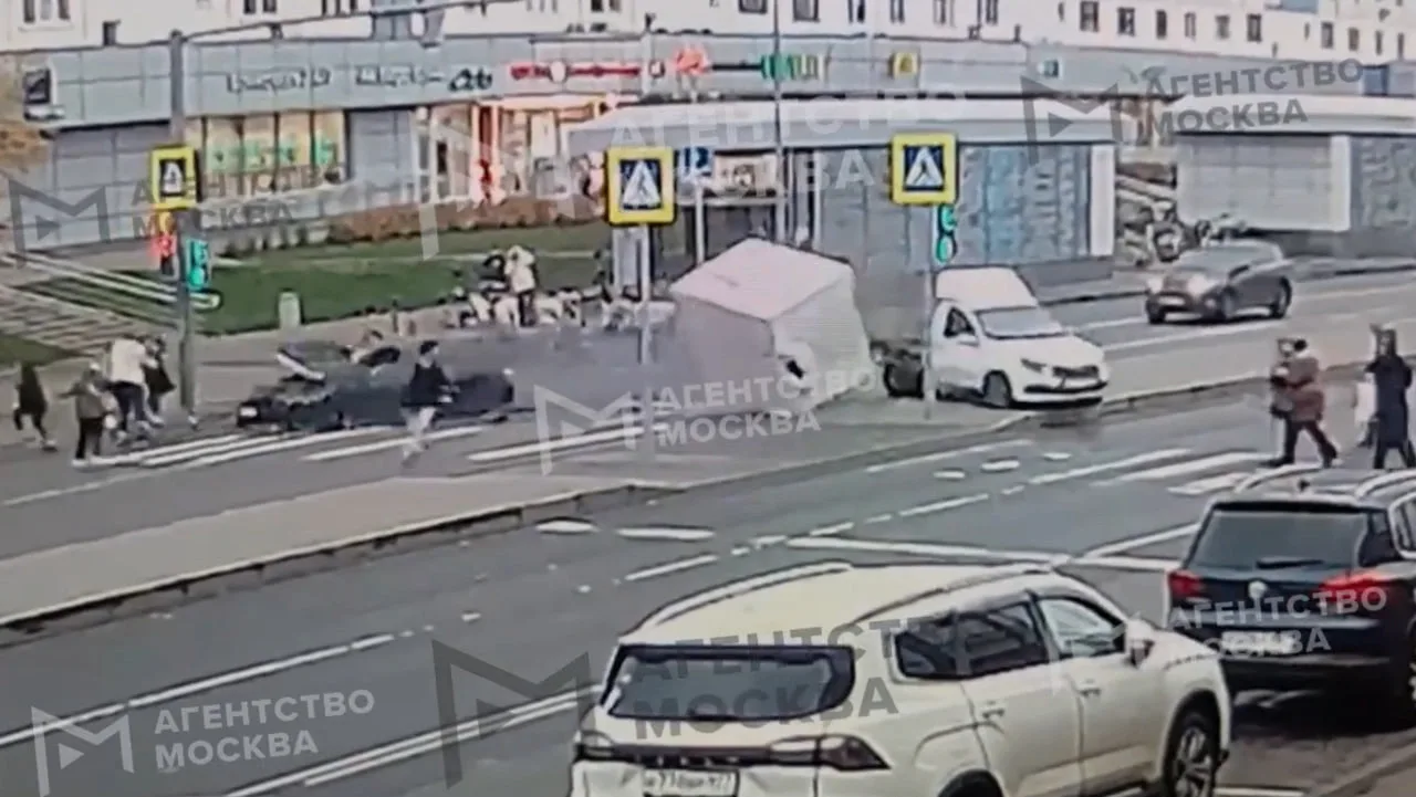 ДТП в Отрадном, где «Гранта» влетела в фургон на светофоре, а потом едва не сбила пешех...