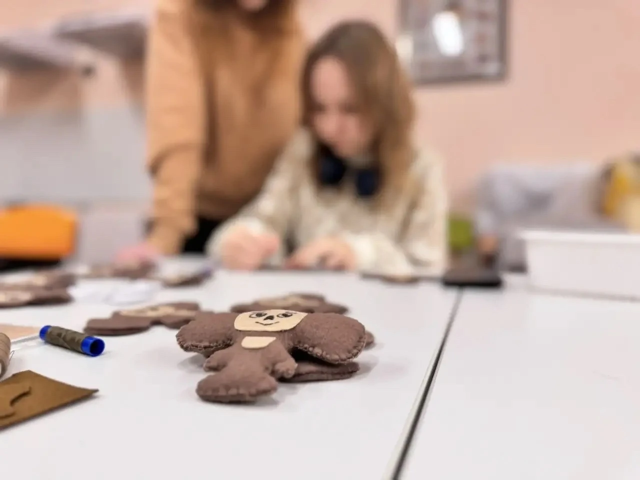 🧸 Школьники Нижневартовска создают талисманы добра для бойцов СВО.