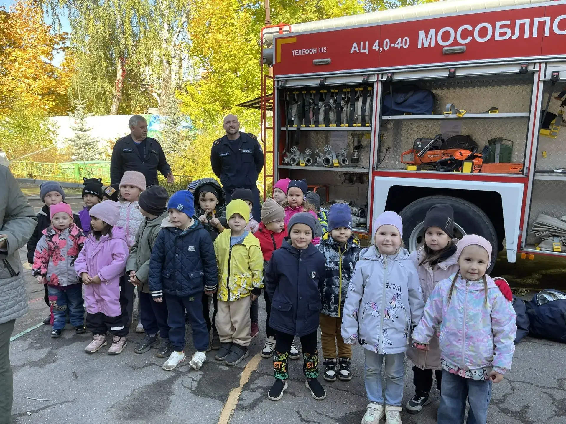 В гости к ребятам дошкольного отделения 1 "Колокольчик" МОУ СОШ 21 приехала бригада пож...