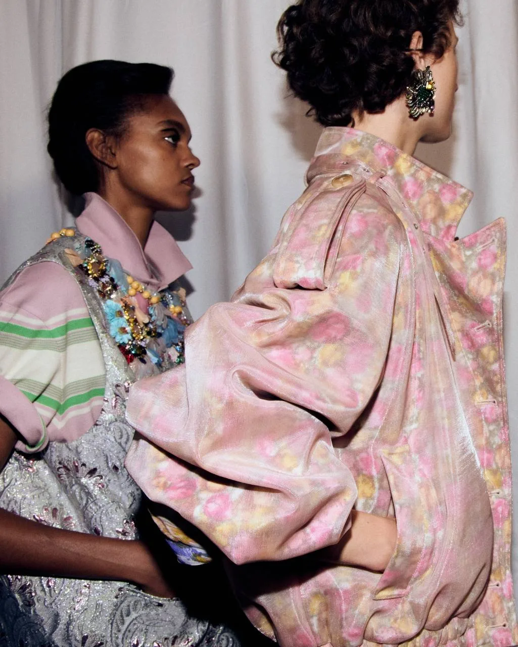 И сохраню здесь красивые детали Dries Van Noten SS27.