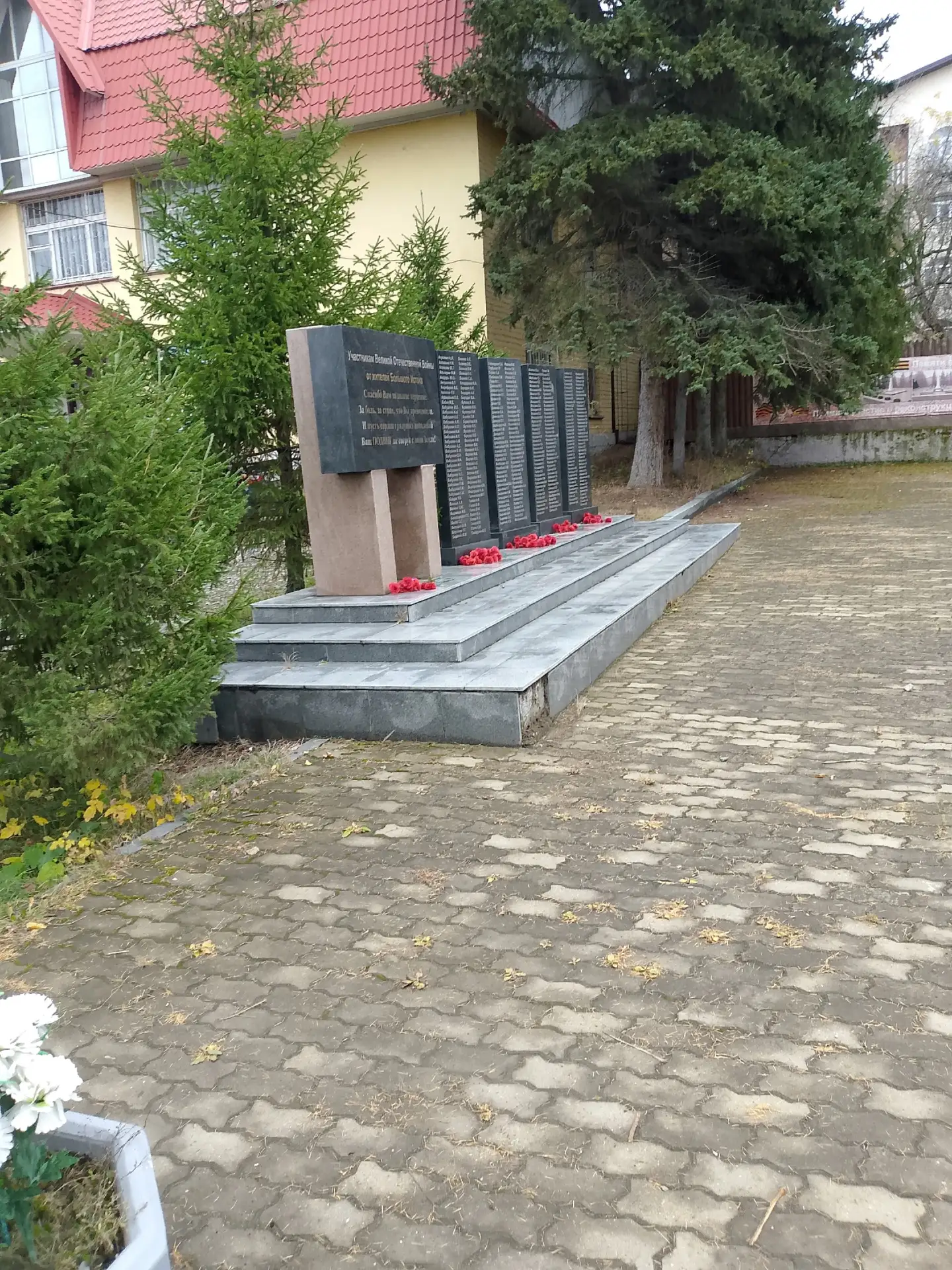 🙏🇷🇺 Обелиск памяти в п.Большой  Исток — это не просто монумент из камня. Это тихое м...