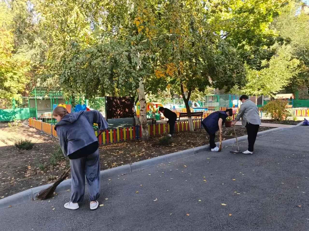 🍁Городской субботник🍁 Весь коллектив детского сада дружно вышел на субботник по очист...