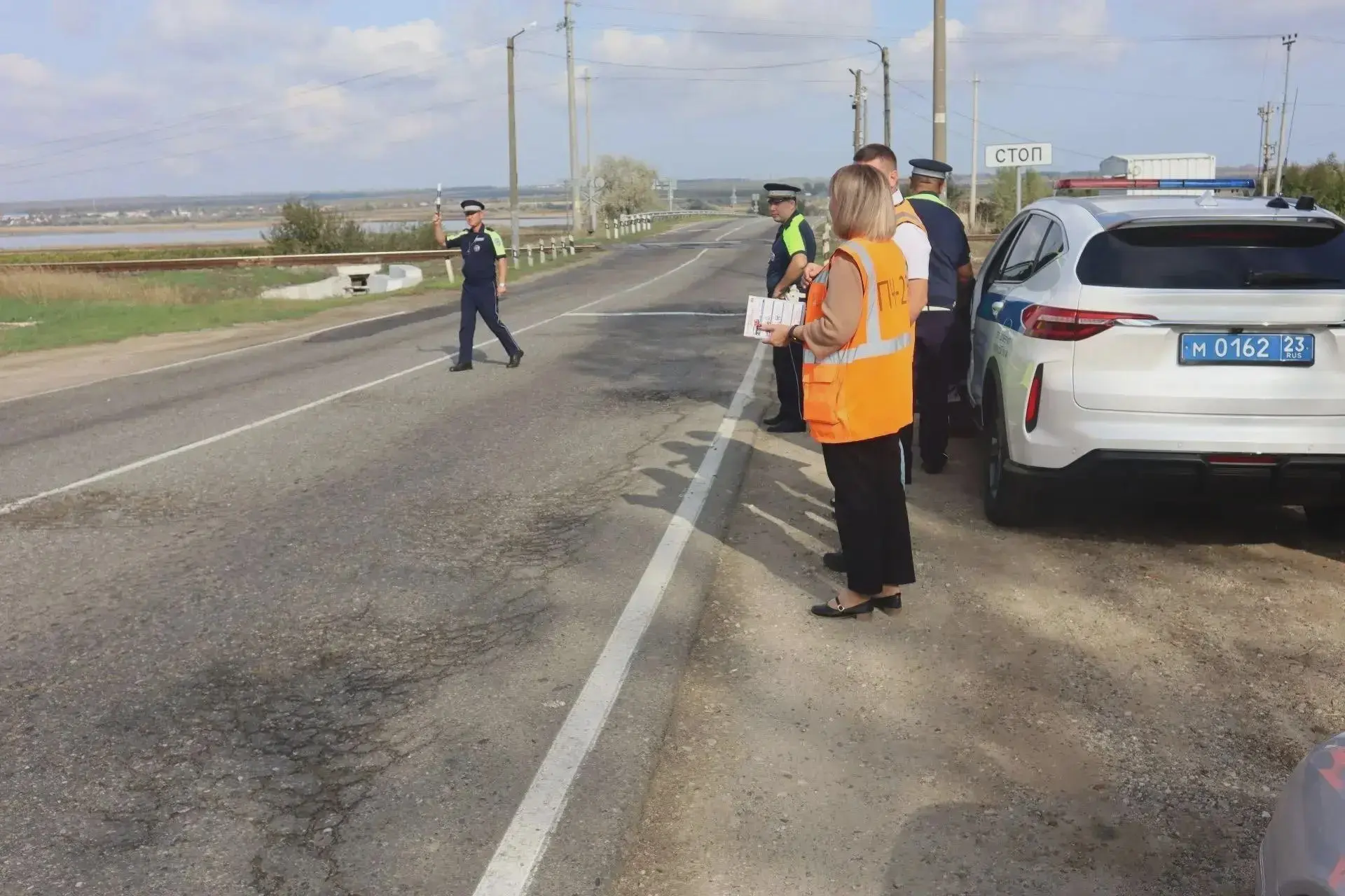 🚦 На переездах Темрюкского района проходит месячник безопасности