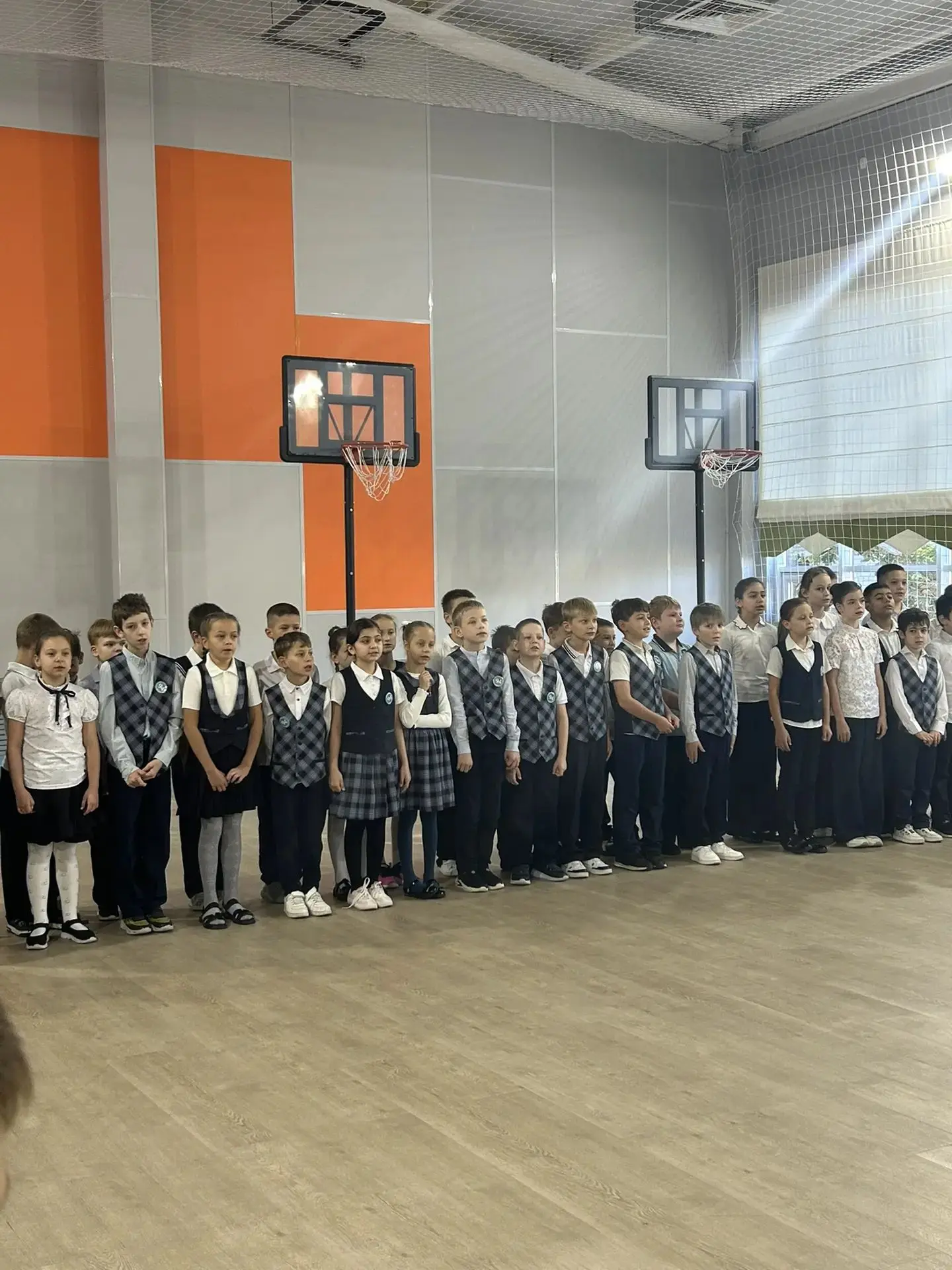 Утро понедельника в нашей школе традиционно началось с торжественной линейки, церемонии...