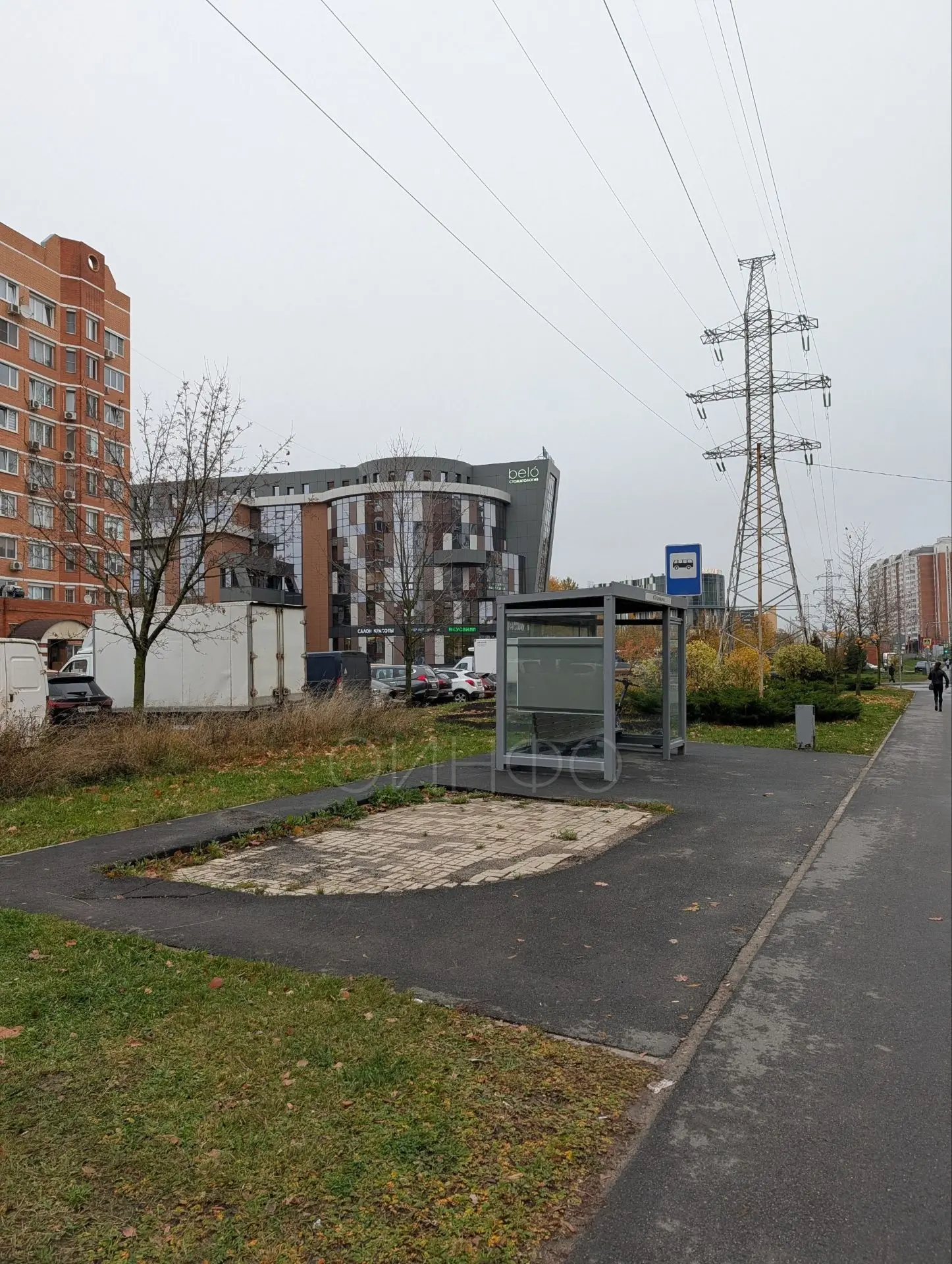 Киоск снесли в прошлом году, но территорию в порядок до сих пор не привели.