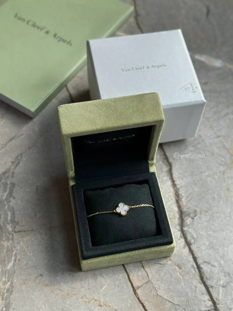 Браслет Van & Cleef Arpels, перламутр и золото. В идеальном состоянии, сертификат в ком...