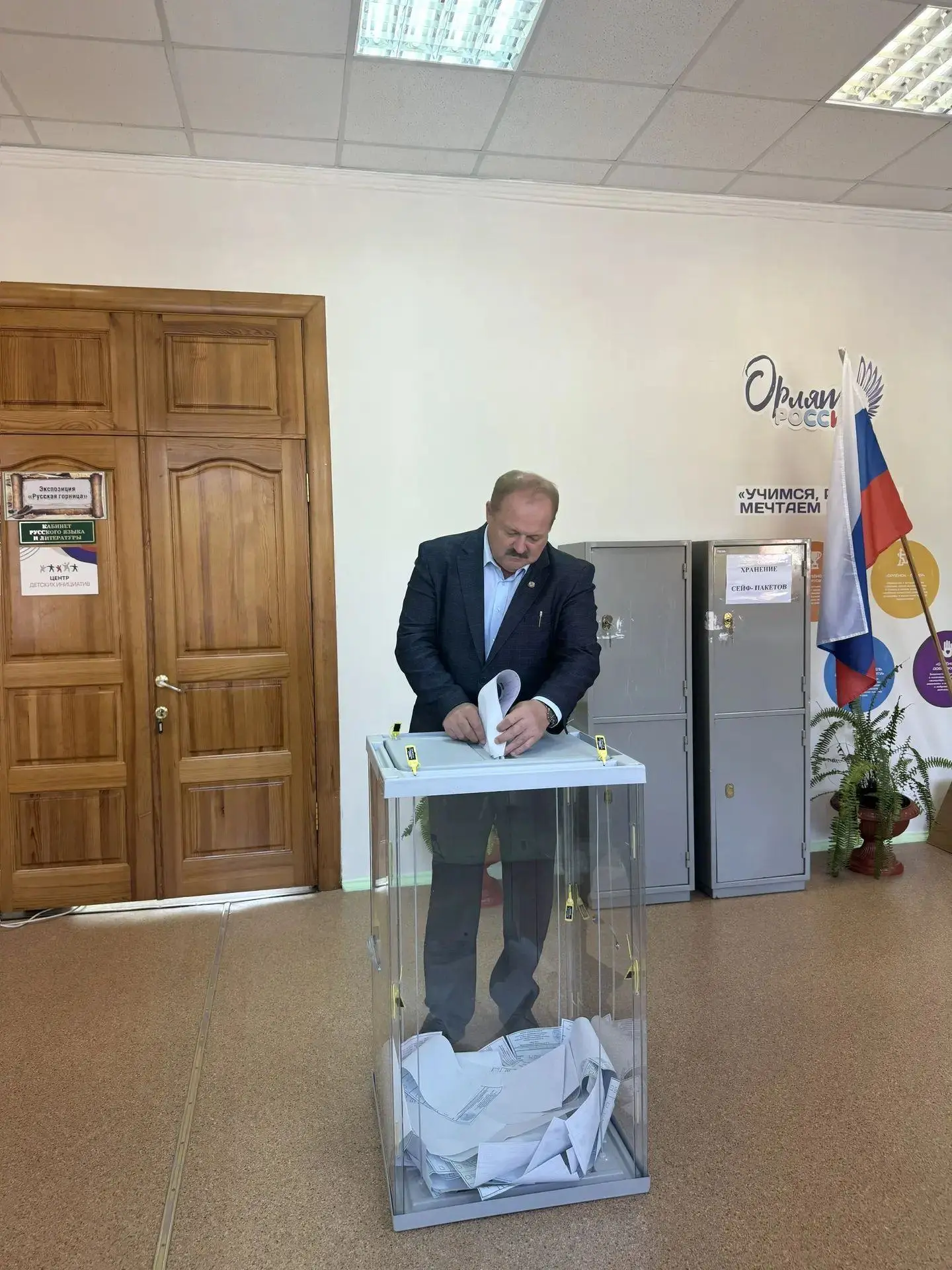 Сегодня принял участие в голосовании, посетив избирательный участок в селе Пружинки Лип...