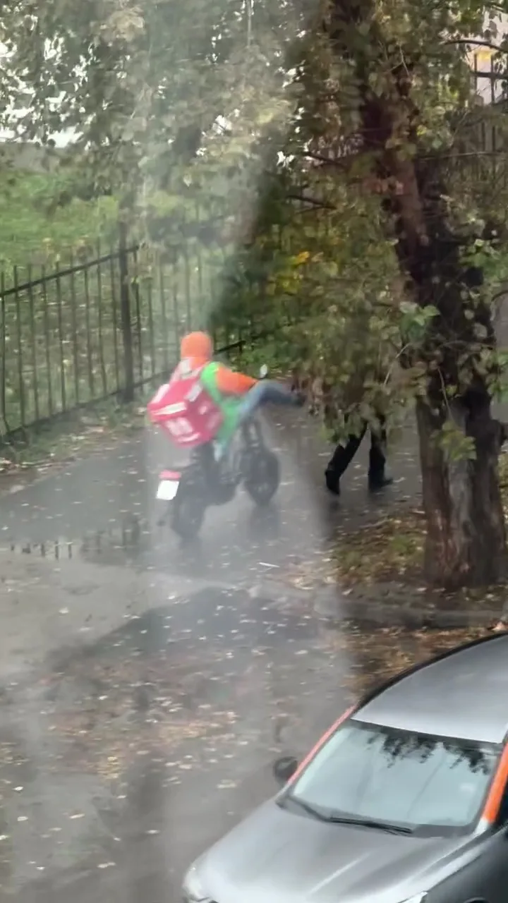 😱 В Перми велокурьер на ходу пнул мужчину, который шёл по тротуару, и скрылся. От удар...