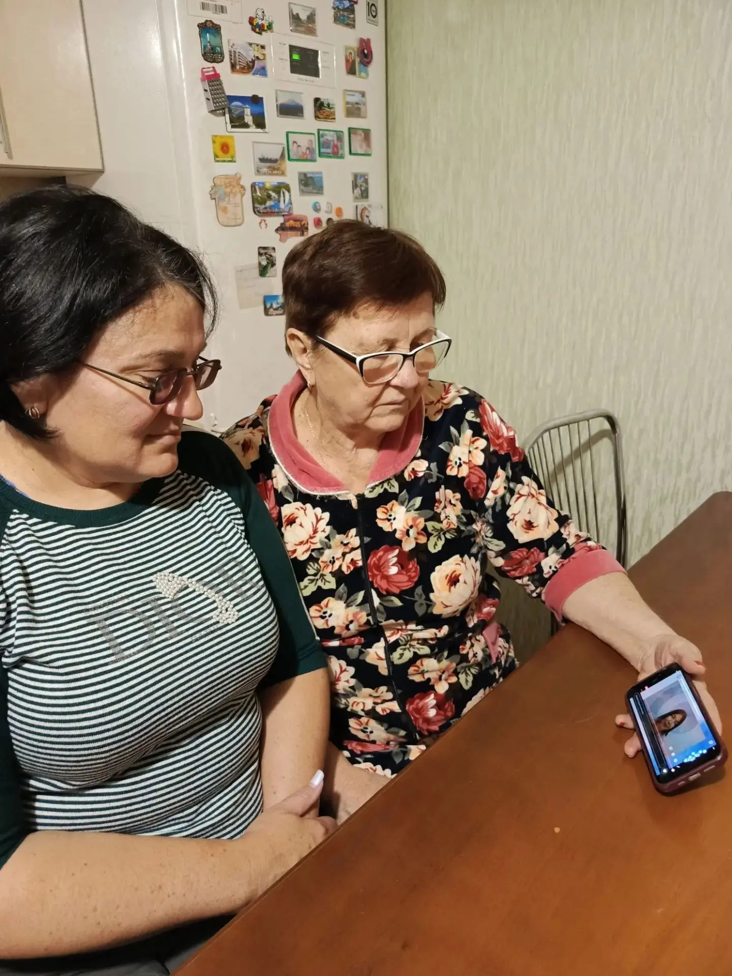 Социальный работник с. Развильное Коневец О.А. вместе со своей подопечной прослушали за...