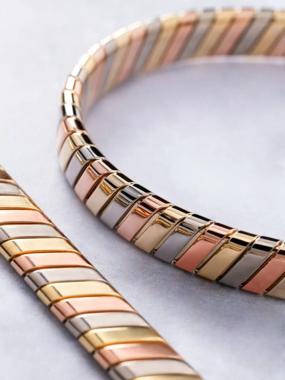 Знакомый и всеми любимый гибкий браслет от Bvlgari получил новое прочтение ✨.