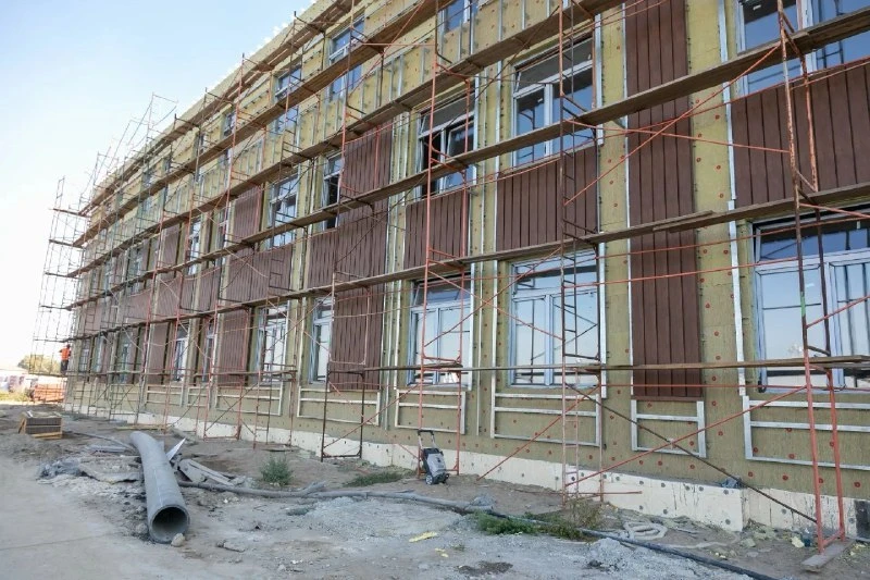 В селе Одесское строят школу на 550 мест по графику.