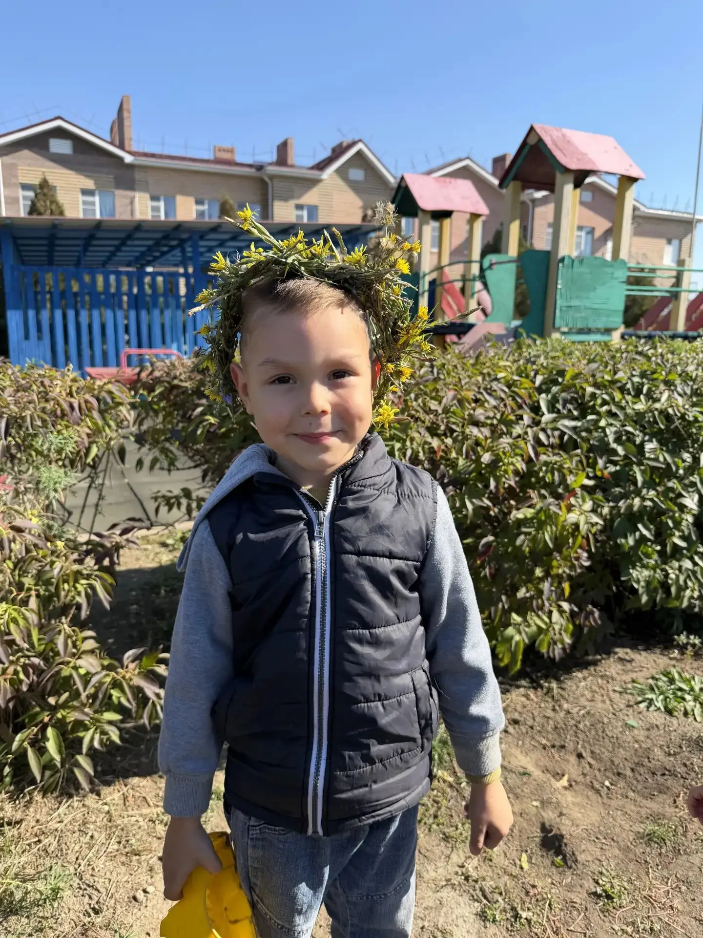 В один тёплый осенний день ребята из группы «Золотые рыбки» отправились на прогулку по ...