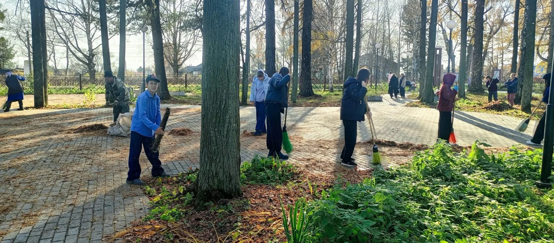 В четверг, 15 октября, в Сельском парке прошёл субботник. В нём приняли участие сотрудн...