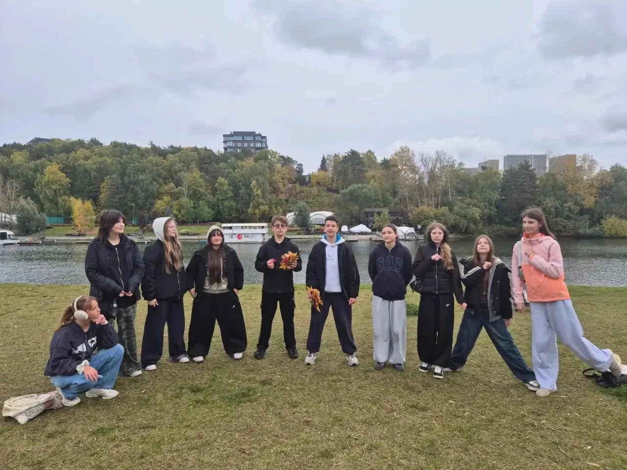 В первые осенние каникулы состоялась прогулка ребят из 7 ГУМ класса! 🌿