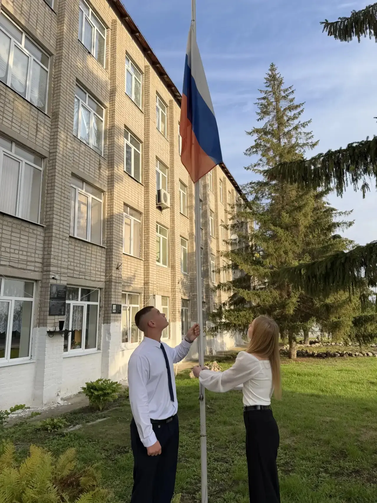 Наша новая учебная неделя стартовала с самого важного и торжественного момента — церемо...
