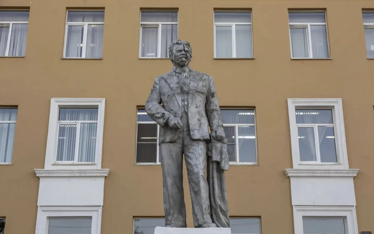 В порядок привели памятник Михаилу Калинину, который годами покрывался глубокими трещин...